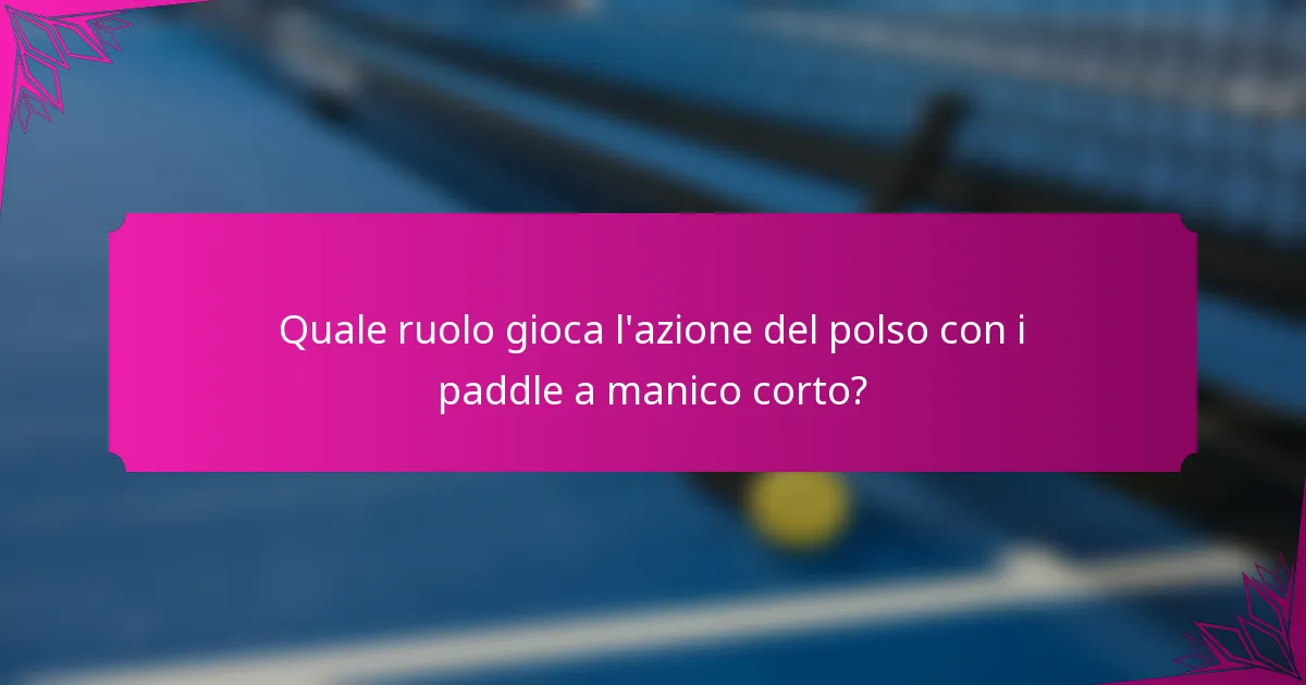 Quale ruolo gioca l'azione del polso con i paddle a manico corto?